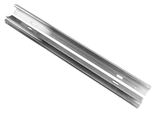 Montageschienen von Wolf, aus Metall, für die Befestigung und Montage von Zubehör, längliche Form mit gleichmäßiger Oberfläche und Befestigungslöchern.